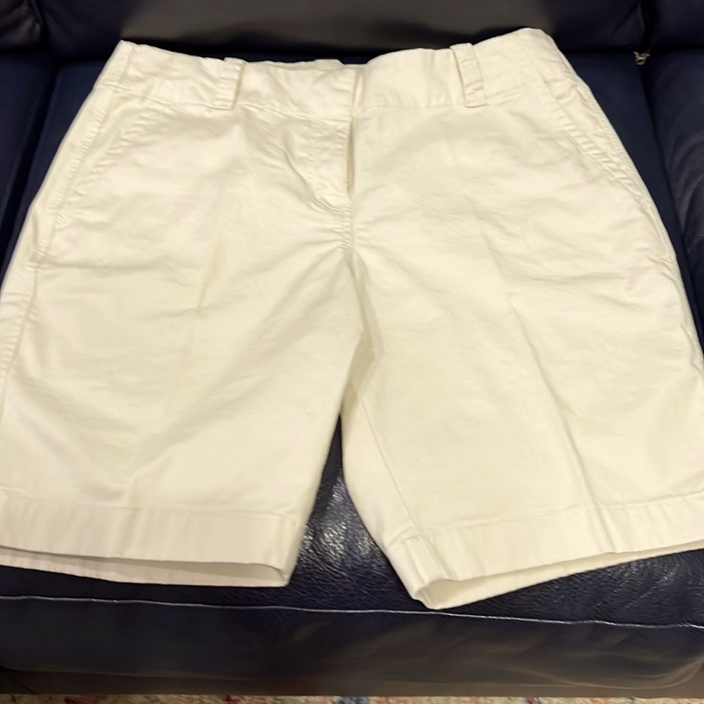Vineyard Vines light Khaki shorts size 8
9 inch inseam NWOT